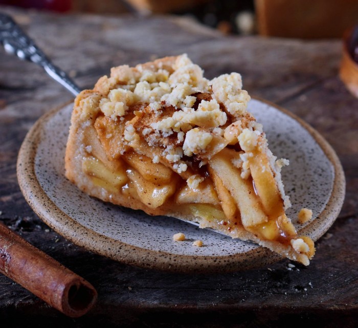 A-piece-of-vegan-apple-pie-with-streusel